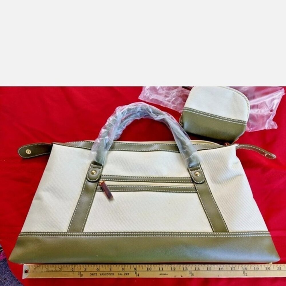 ESTEE LAUDER HANDBAG WITH MAKE-UP POUCH.   * NEW. COLOR:  CREAM & OLIVE GREEN.